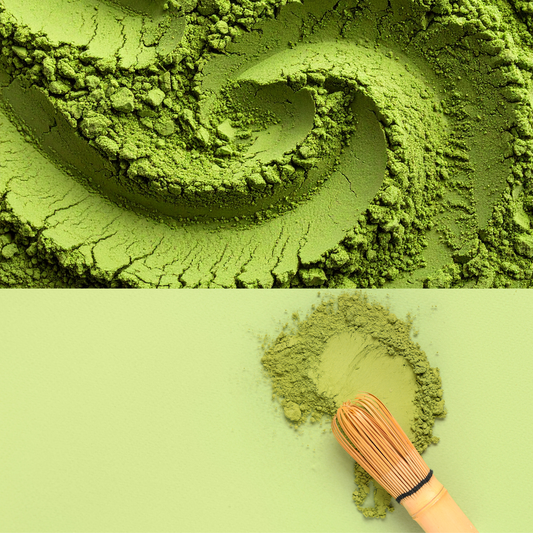 ryškia žali matcha milteliai su bambukine šluotele - šviežios matcha spalva ir tekstūra